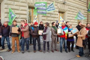 De nombreux jeunes s'engagent dans la campagne contre les durcissements du droit d'asile !