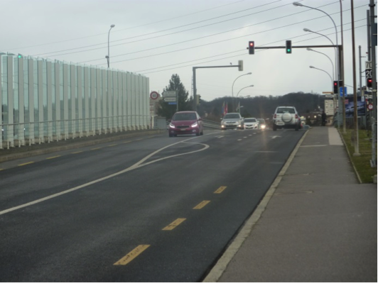 Ces deux photos illustrent les difficultés auxquelles sont confrontés les cyclistes qui se déplacent à l'avenue du Tir-Fédéral: les pistes cyclables, qui ne protègent pas vraiment les cyclistes, s'interrompent fréquemment à l'approche d'une intersection ou de feux de circulation.